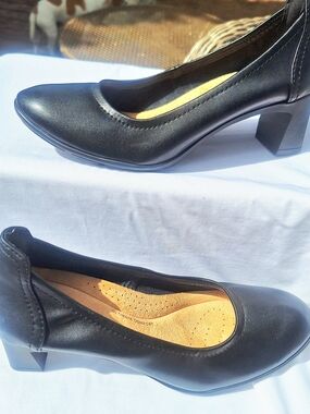 Clarks Neiley Pearl Slip-On Pumps - Like New, Worn Once